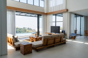 Beverly Hill Mountain City View Villa 8 bedrooms with a private heated swimming pool and a movie room